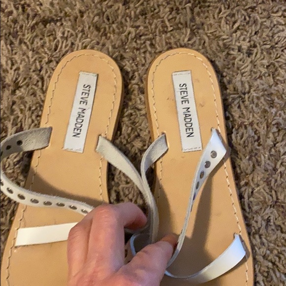 Steve Madden Becky flat toe ring stud sandal white - Picture 5 of 8